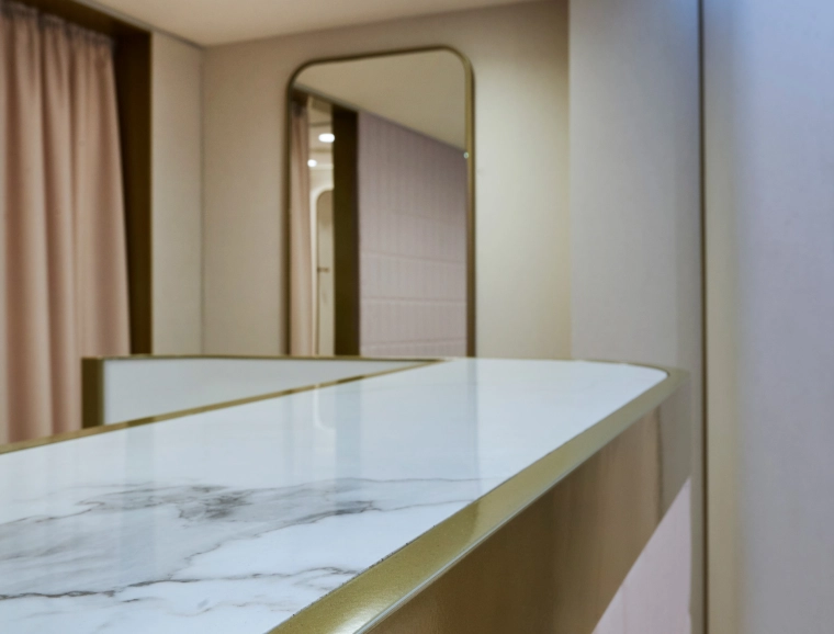 shop design - Reconstruction and new design of a shop - Blue Lemon Basel - cashpoint material detail - gold - white marble
