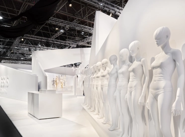 Trade fair booth at Euroshop - Genesis Euroshop Düsseldorf - stand view from right - mannequins in a row - white wall panels