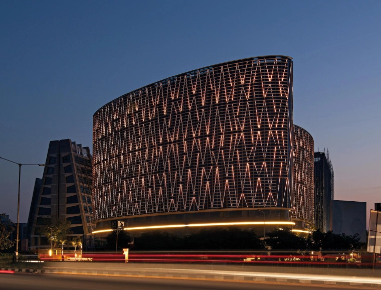 mixed-used building complex - urban and architectural conception - Mondeal Square Ahmedabad - facade by night