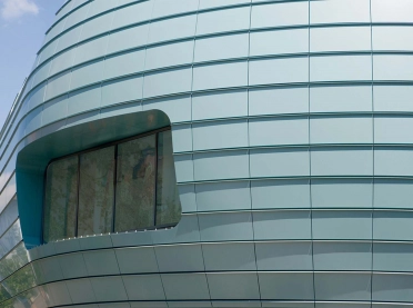 new construction - inner-city mall - competition - Stadtgalerie Heilbronn - outside facade detail - rounded facade corner - grey fibre concrete panels - detail with embedded window